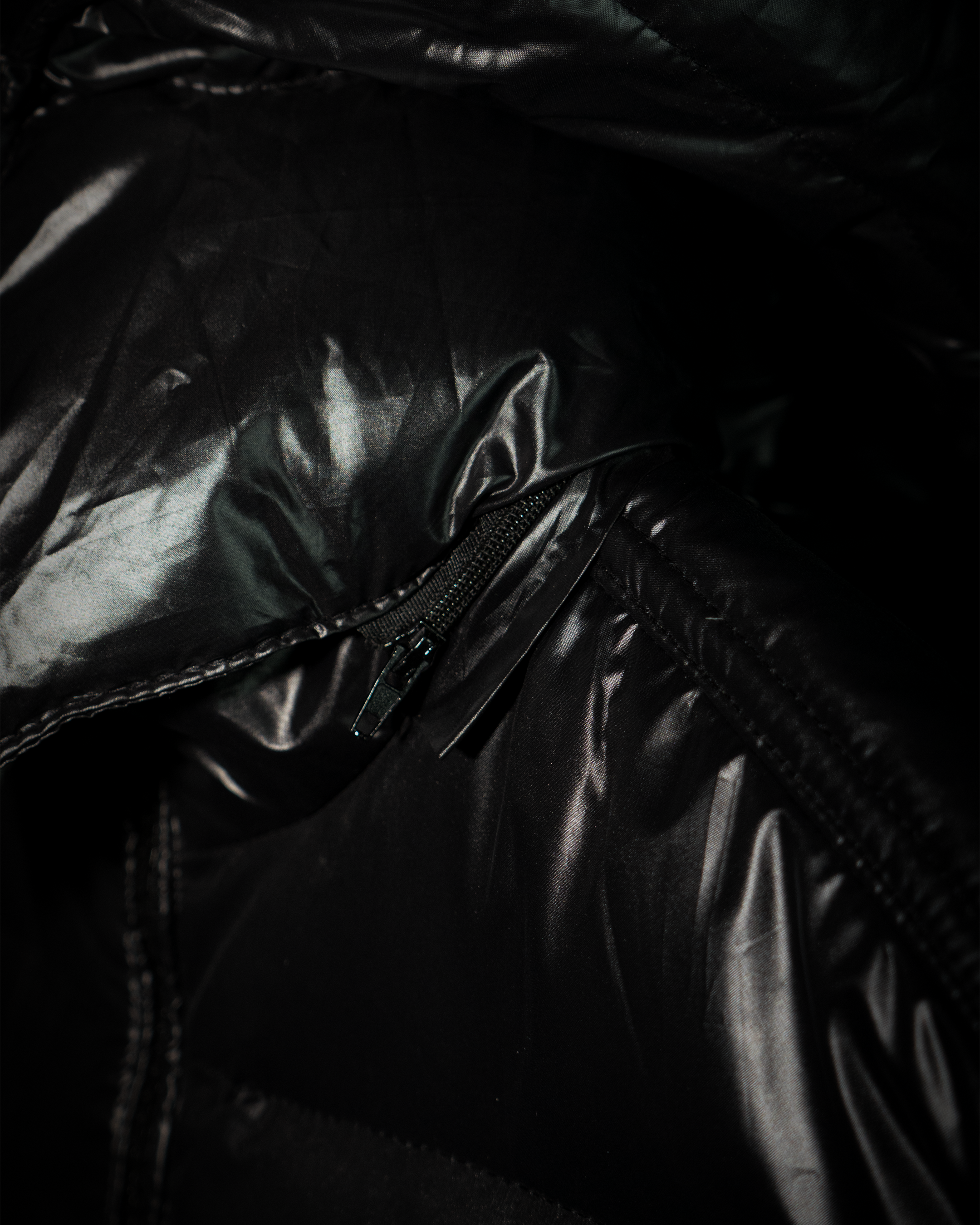 GLOSSY BLACK DRAPE PUFFER